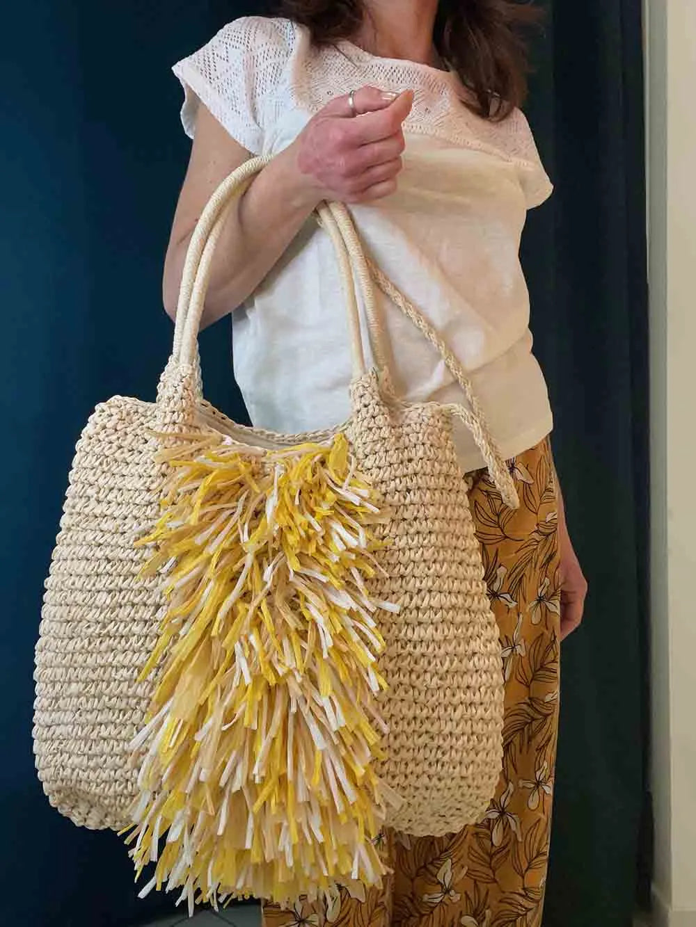 Borsa a sacco con frange verticali, manico e tracolla