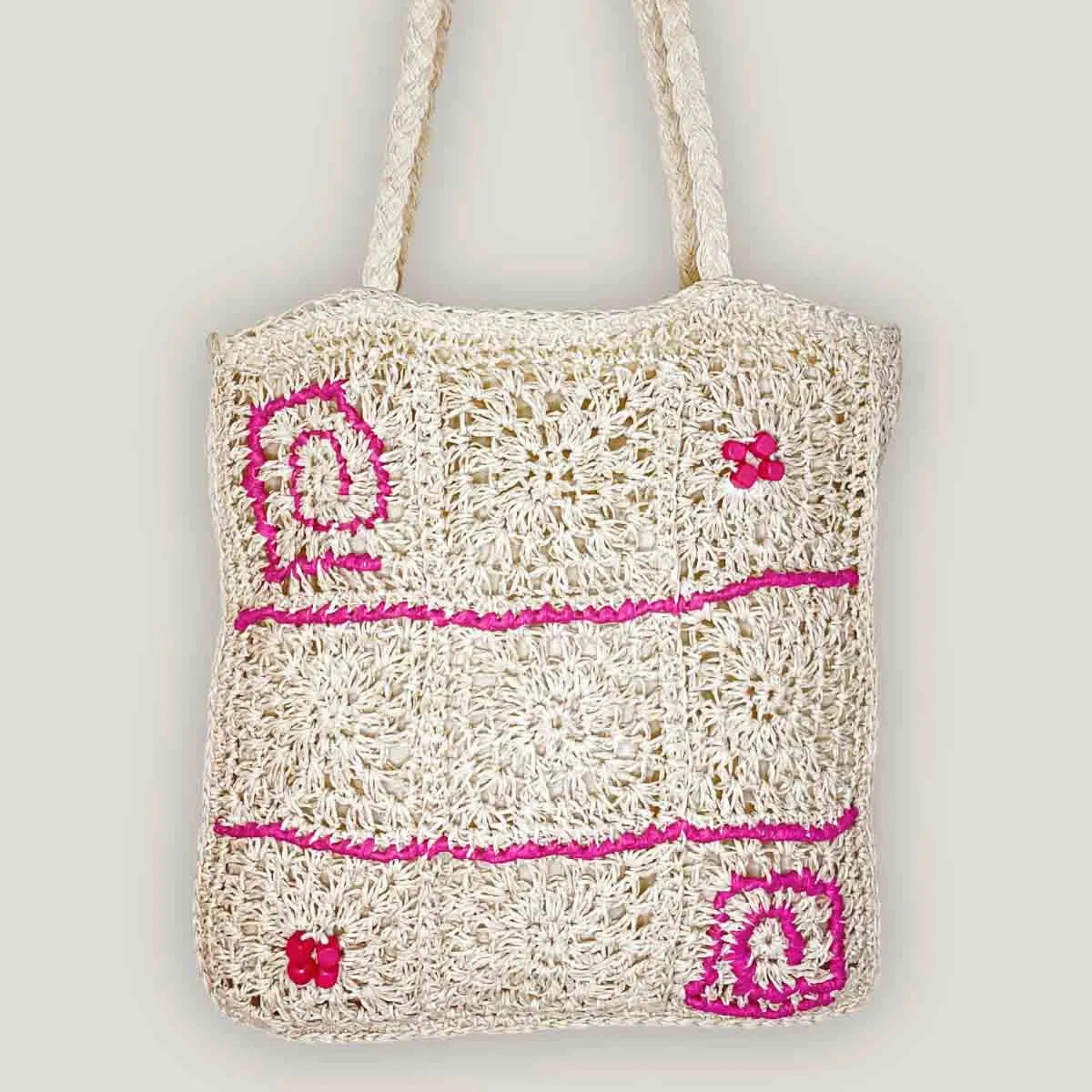Borsa a spalla in Rafia naturale intrecciata a mano a uncinetto, con Rafia Fucsia e perline in legno è ideale per le tue giornate estive