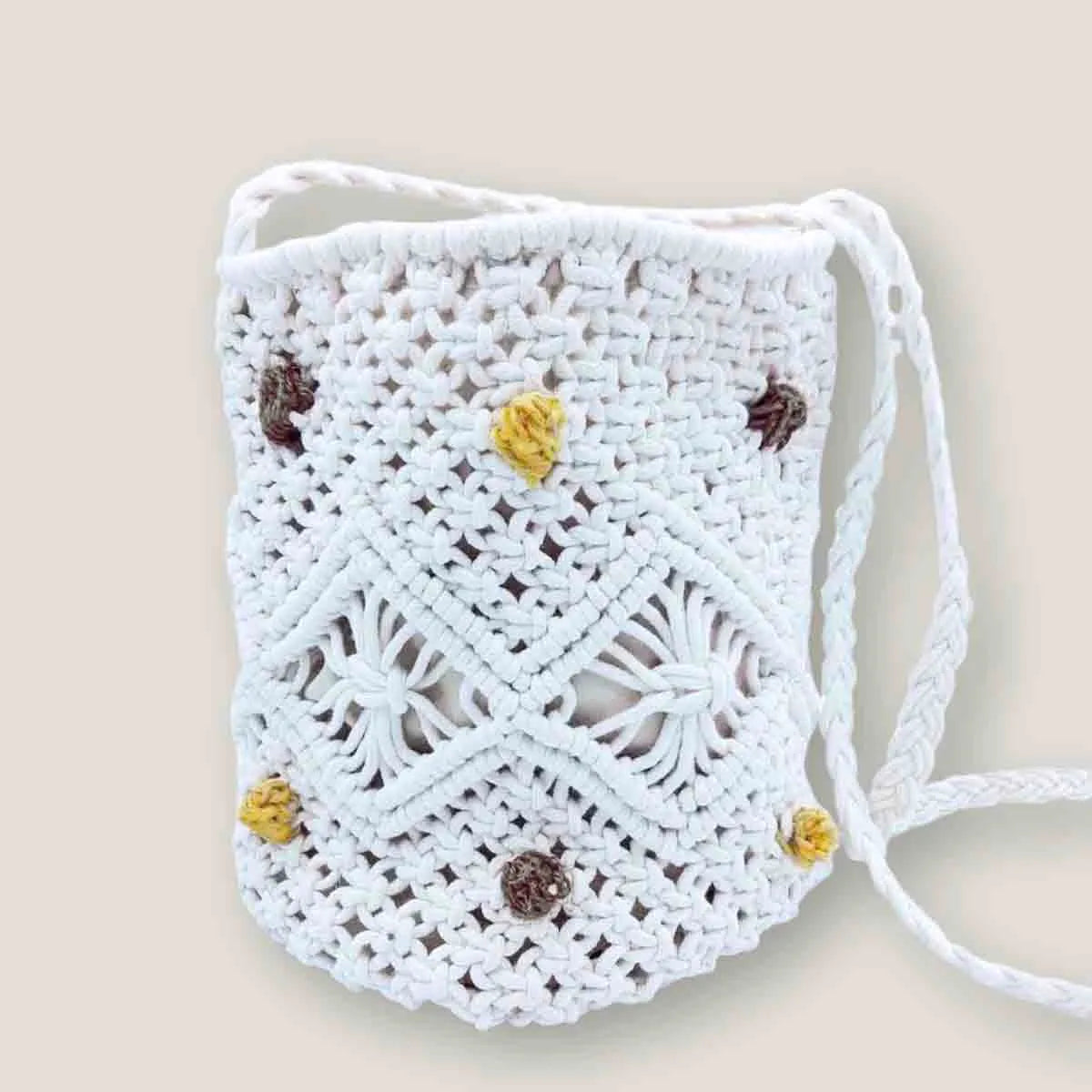 Questa Borsa da Donna a Secchiello, realizzata a mano in cotone macramè