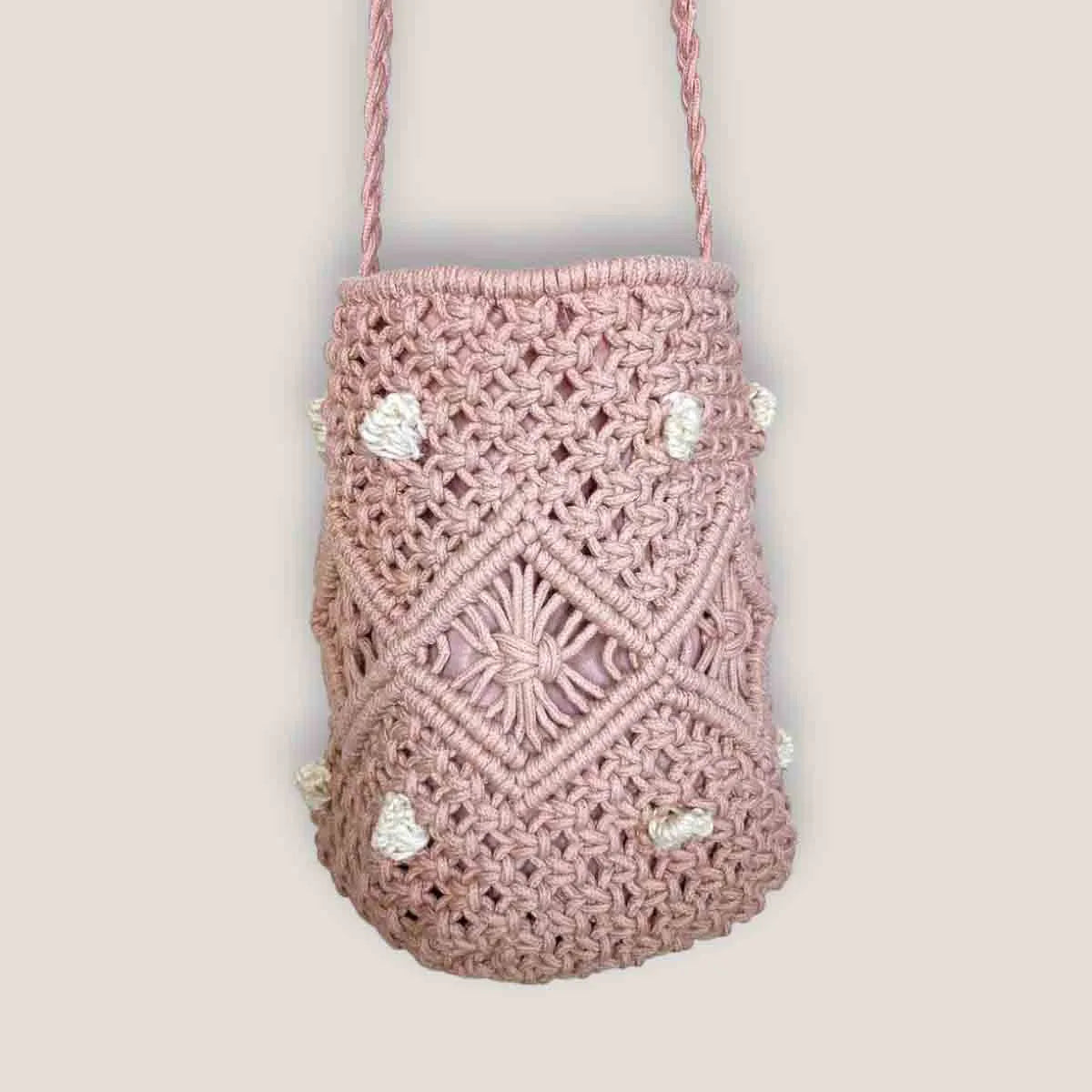 Questa Borsa da Donna a Secchiello, realizzata a mano in cotone macramè