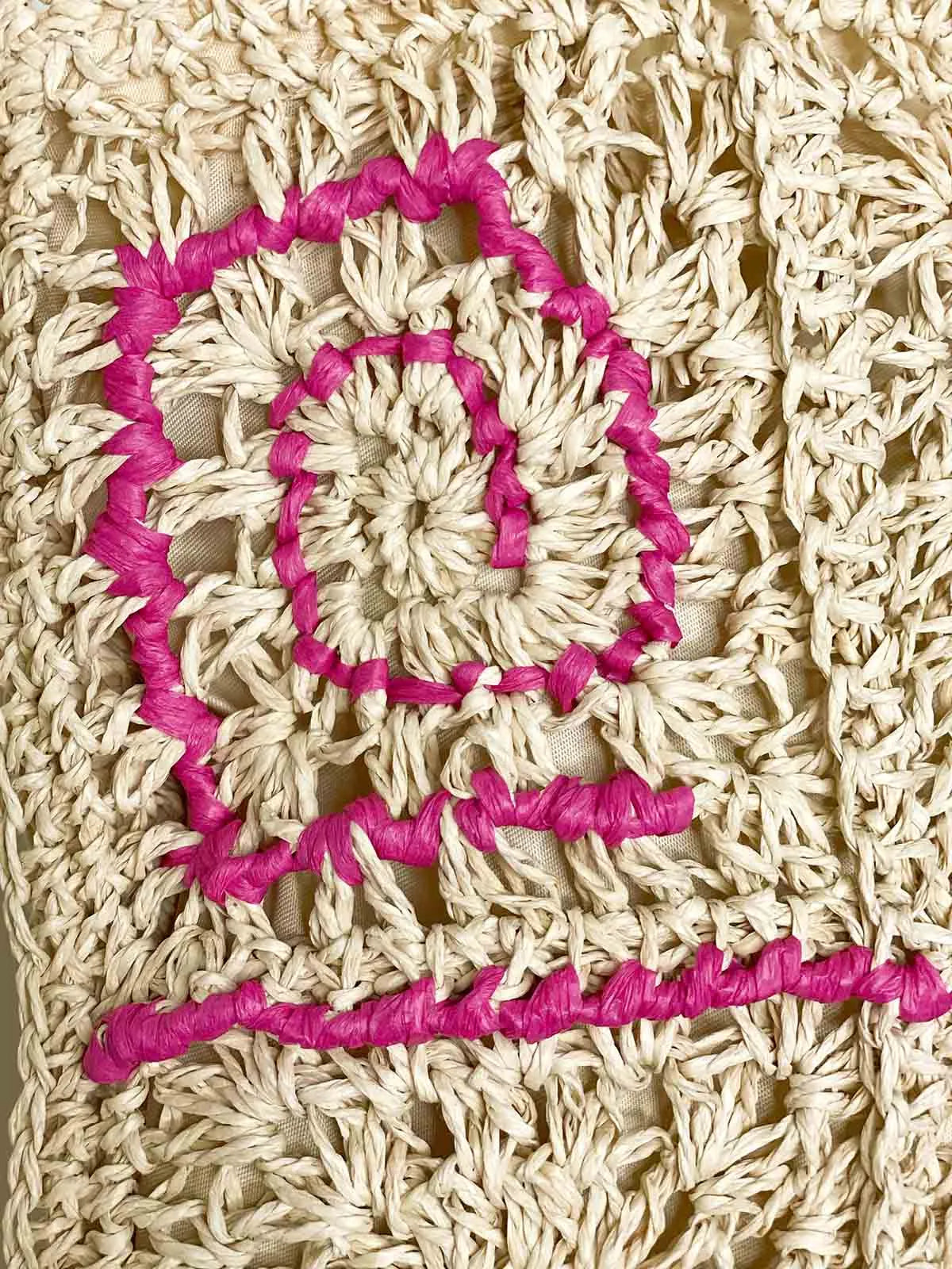 Borsa a spalla in Rafia naturale intrecciata a mano a uncinetto, con Rafia Fucsia e perline in legno è ideale per le tue giornate estive