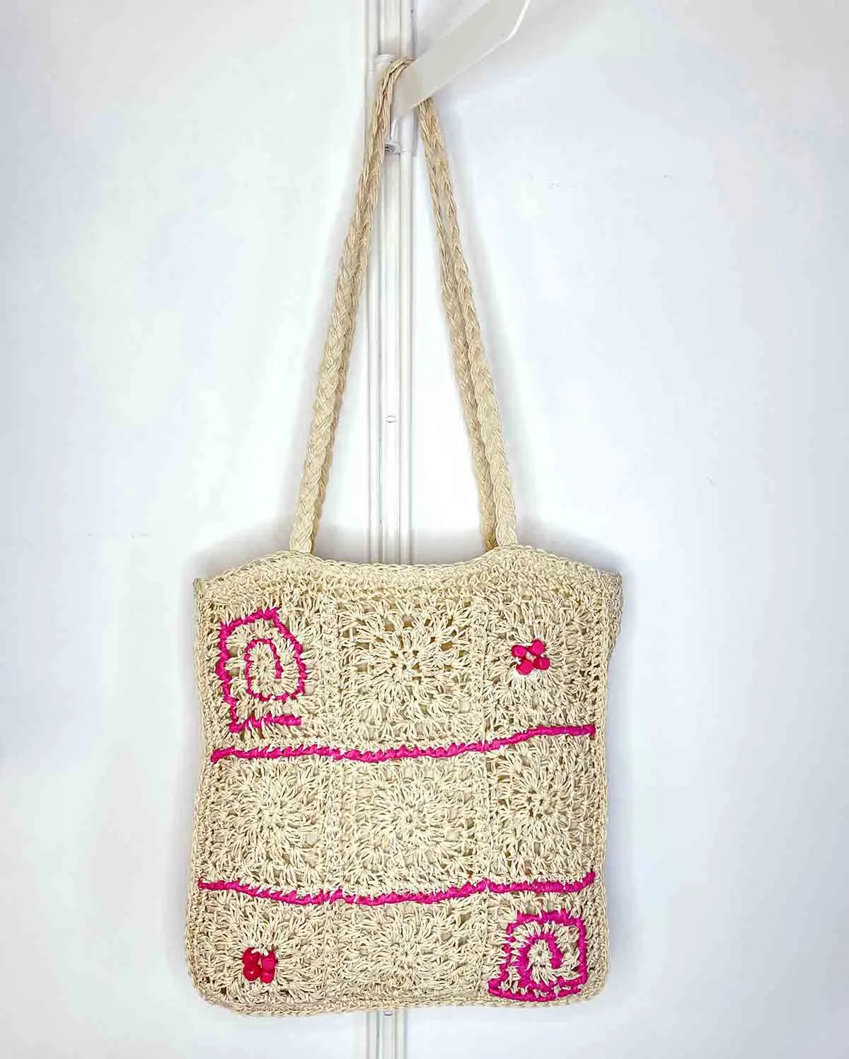 Borsa a spalla in Rafia naturale intrecciata a mano a uncinetto, con Rafia Fucsia e perline in legno è ideale per le tue giornate estive