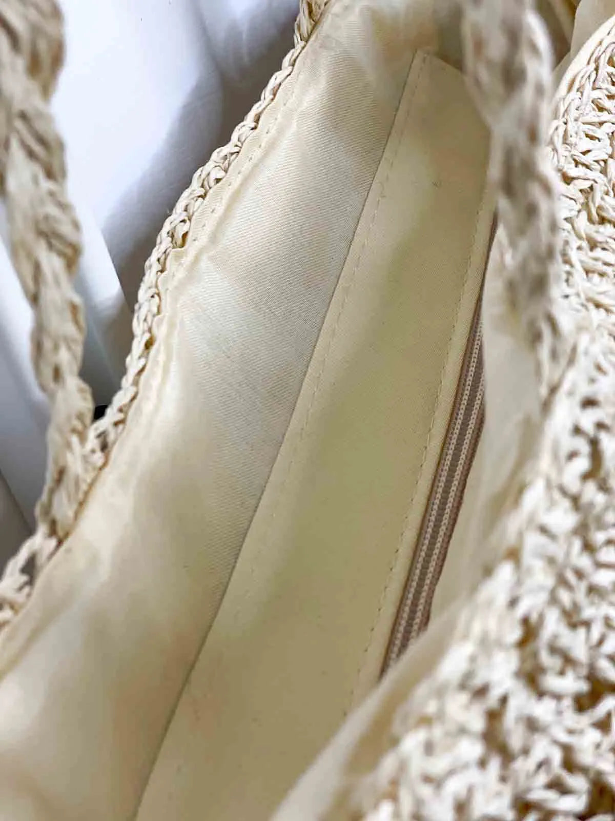 Borsa a spalla in Rafia naturale intrecciata a mano a uncinetto, con Rafia Fucsia e perline in legno è ideale per le tue giornate estive