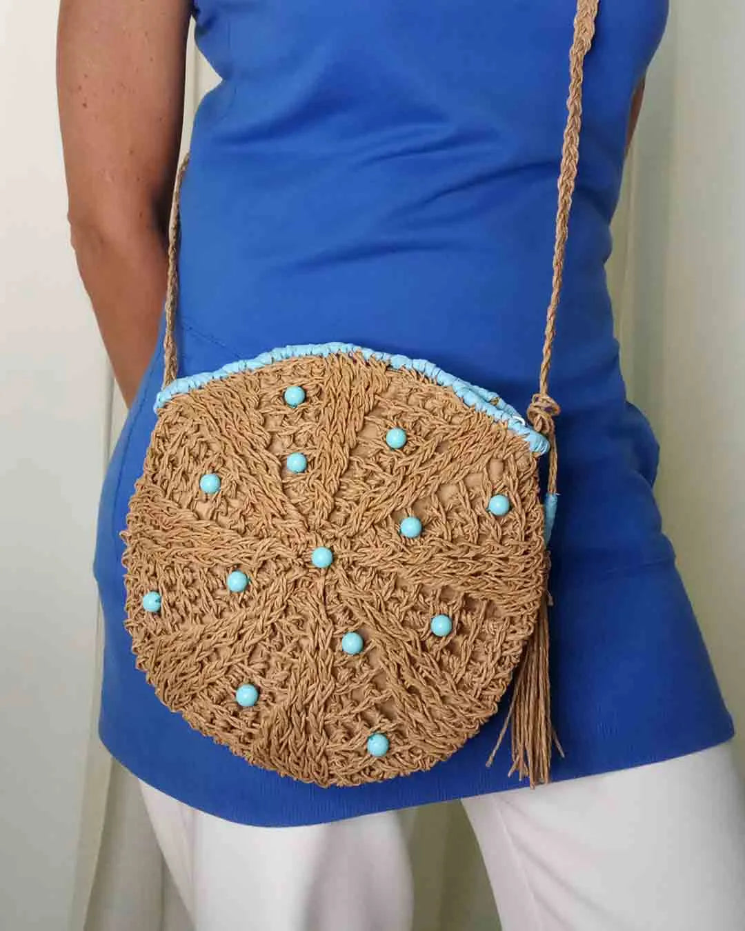 borsa di paglia tonda ricamata con una trama di raffia e decorata con 13 Pietre di Turchese naturali
