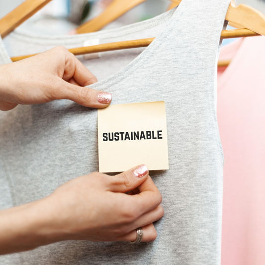 Quali sono i vestiti sostenibili? I vestiti sostenibili sono quelli prodotti con tessuti e materiali eco-compatibili, come per esempio cotone organico, lino o canapa, o derivati da materiali riciclati.