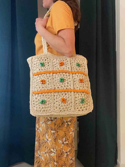 Borsa a uncinetto in Rafia naturale, raffinata trama a quadri e decorata con dettagli di Rafia Arancio e perline in legno colorate di Arancio e Verde a contrasto