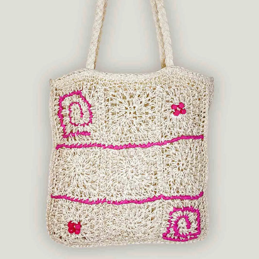 Borsa a spalla in Rafia naturale intrecciata a mano a uncinetto, con Rafia Fucsia e perline in legno è ideale per le tue giornate estive