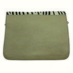 Borsa celeste in pelle scamosciata riciclata