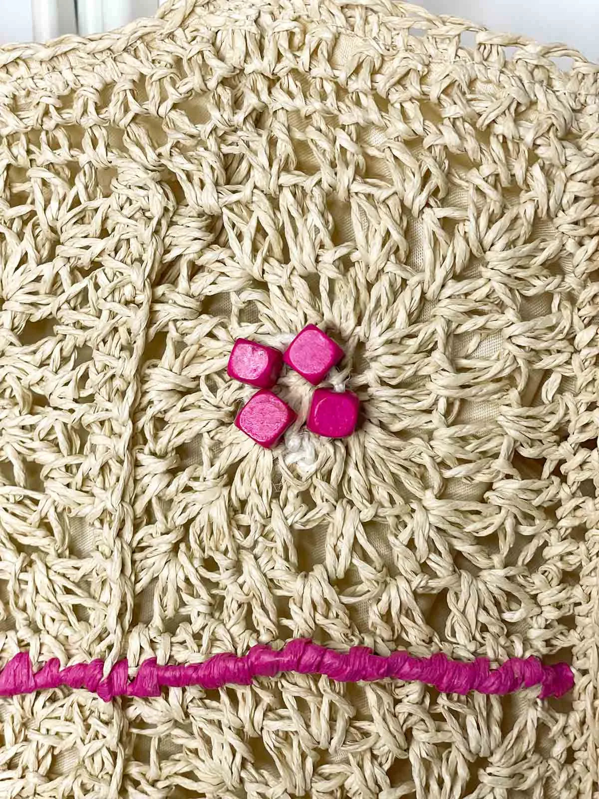 Borsa a spalla in Rafia naturale intrecciata a mano a uncinetto, con Rafia Fucsia e perline in legno è ideale per le tue giornate estive
