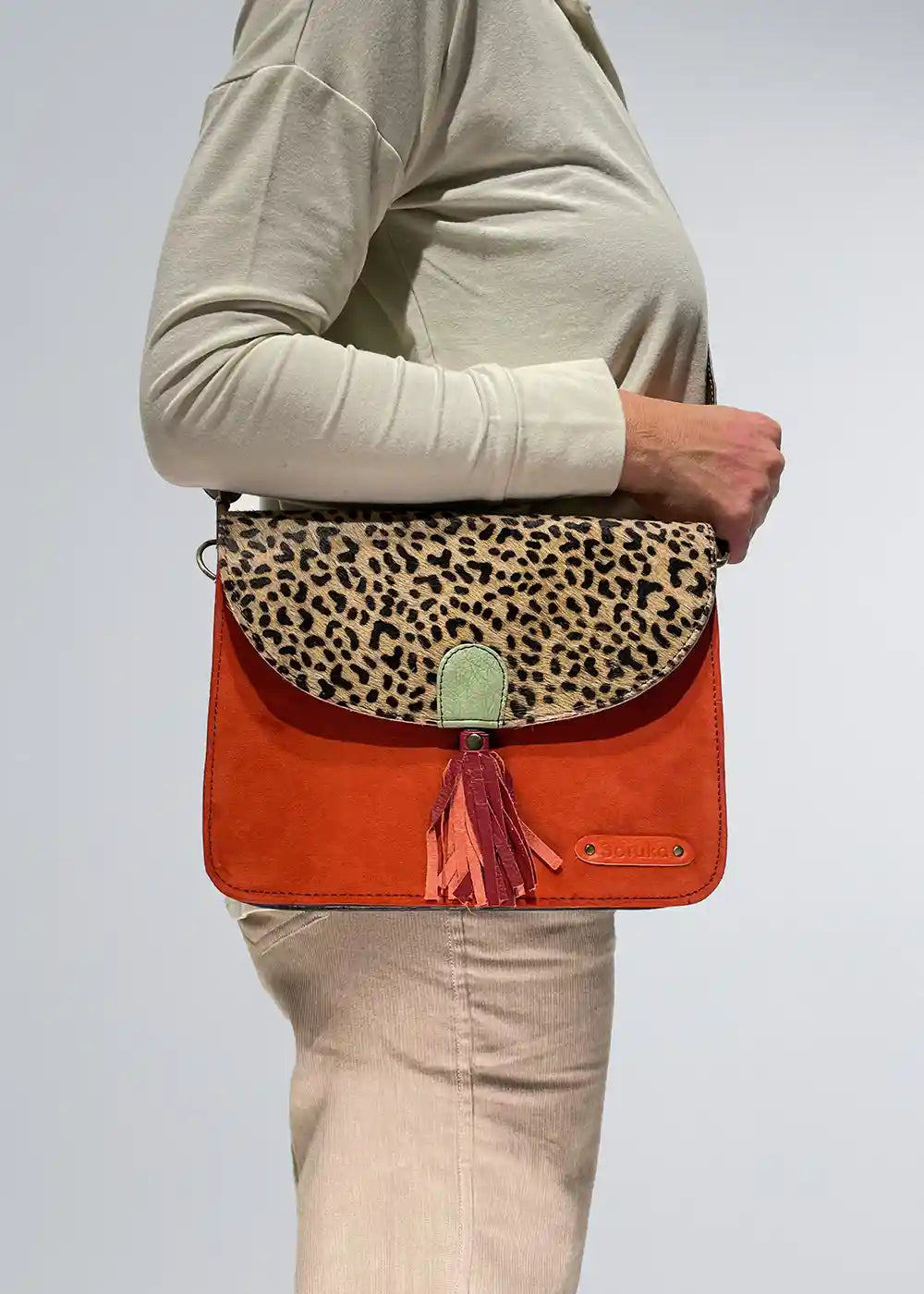 Borsa Scamosciata con Tracolla come la indosso