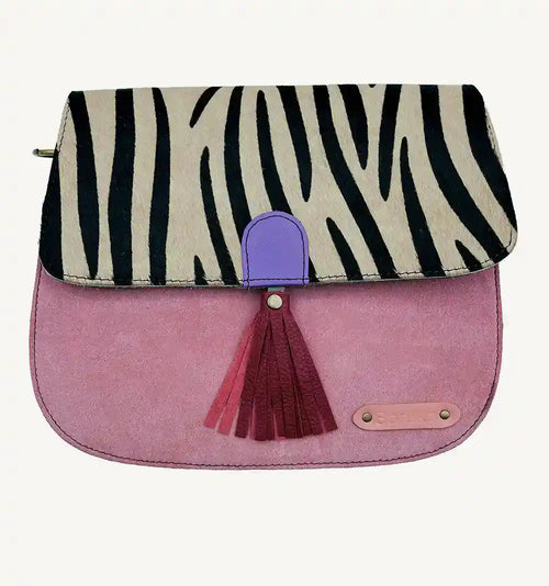 Borsa a tracolla in pelle riciclata rosa con patta zebrata in cavallino