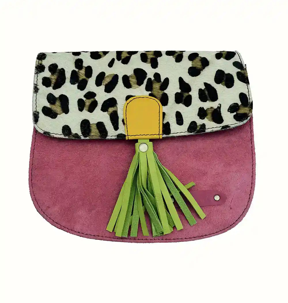 Borsa piccola in pelle riciclata fucsia con patta leopardata in cavallino