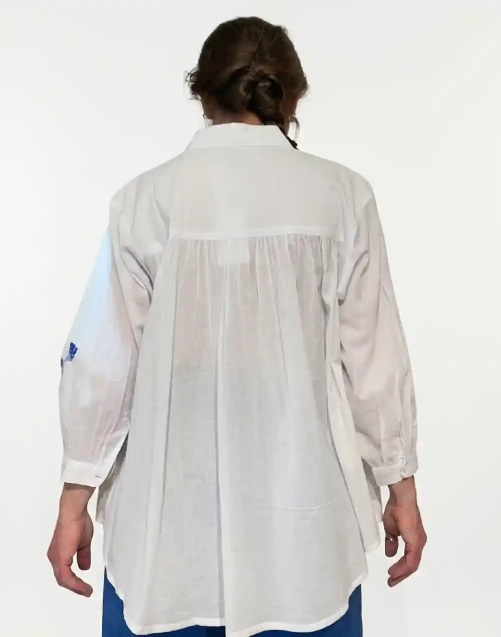 Camicia cotone bianca ricami floreali blu
