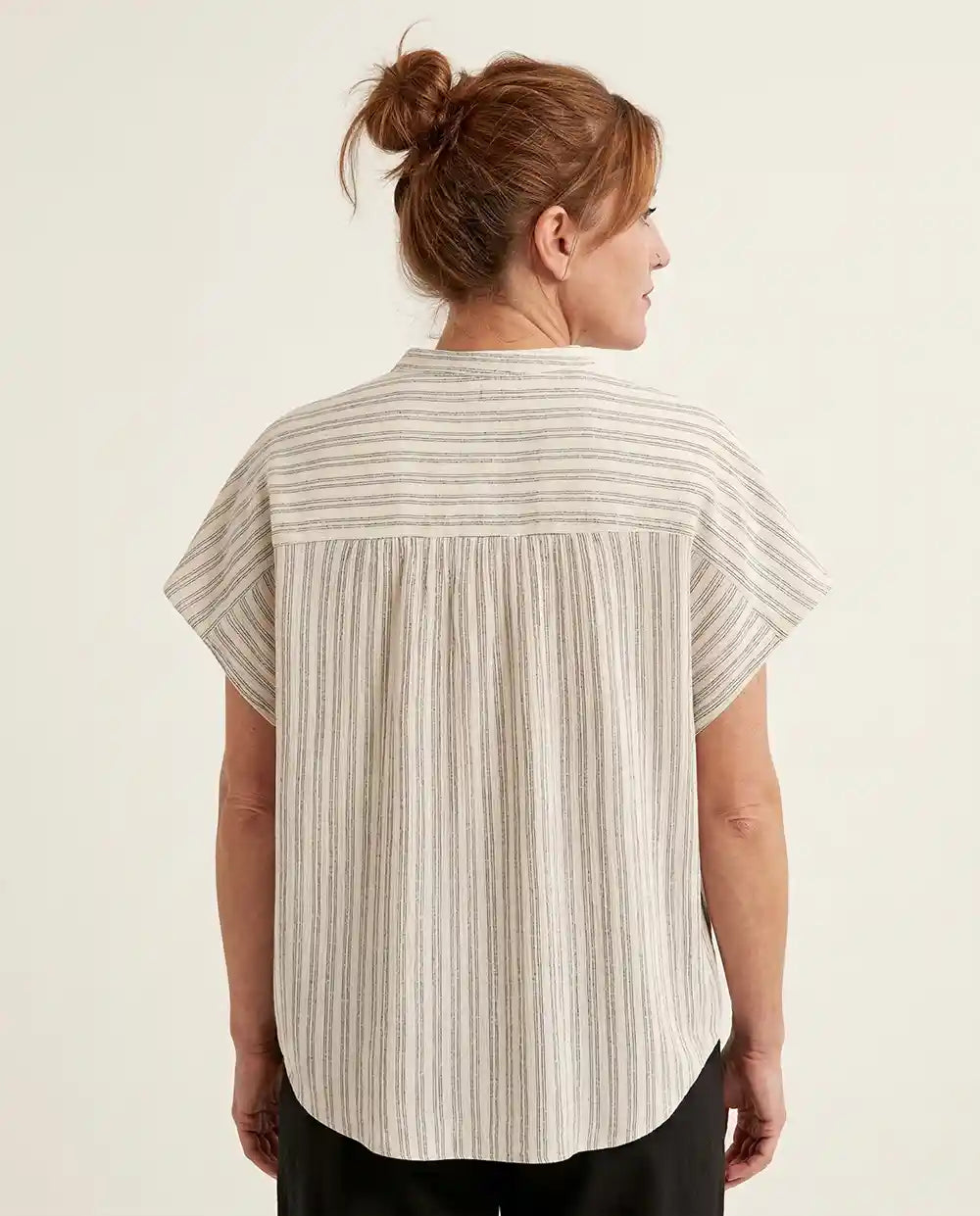 Look camicia cotone biologico righe naturali abbigliamento sostenibile