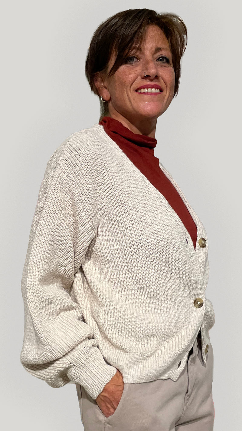 Cardigan donna ecrù in cotone biologico GOTS con scollo a V e tre bottoni