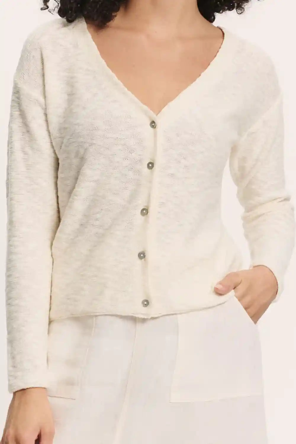 Cardigan corto cotone biologico GOTS struttura slub indossato chiuso
