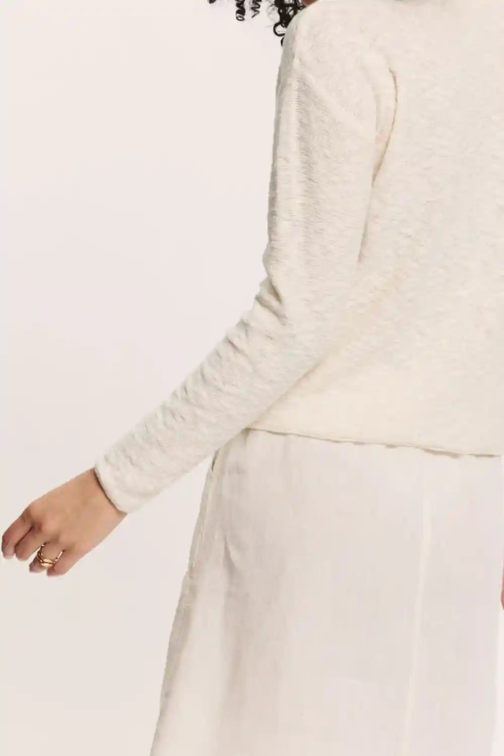 Modella indossa cardigan in cotone