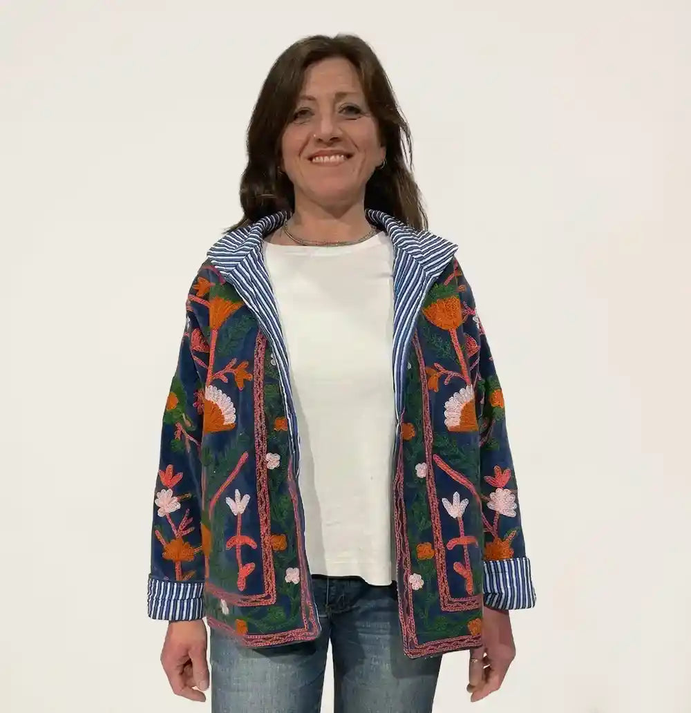 giacca velluto blu ottanio ricamata indossata outfit sofisticato