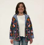 giacca velluto blu ottanio ricamata indossata outfit sofisticato