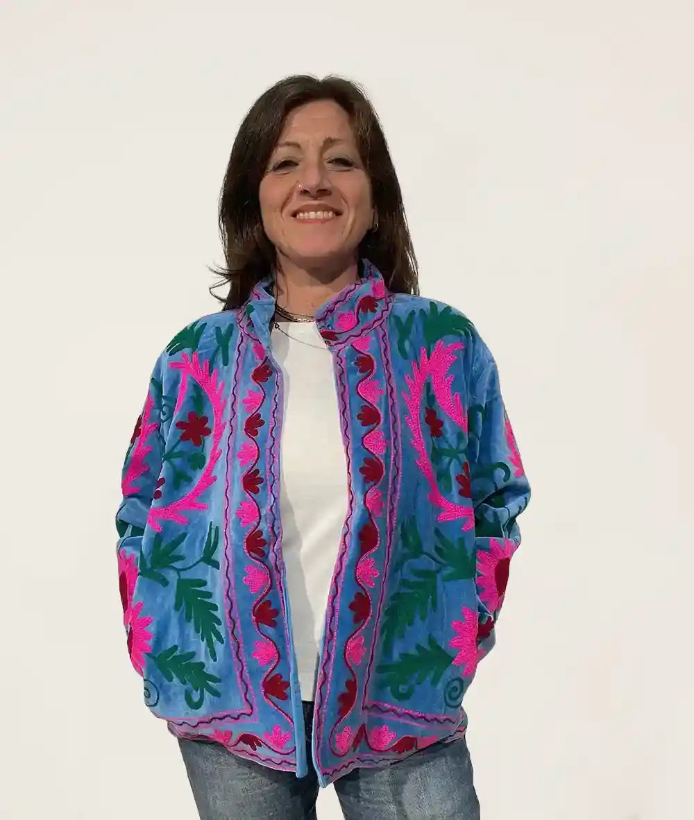 giacca velluto celeste ricamata indossata