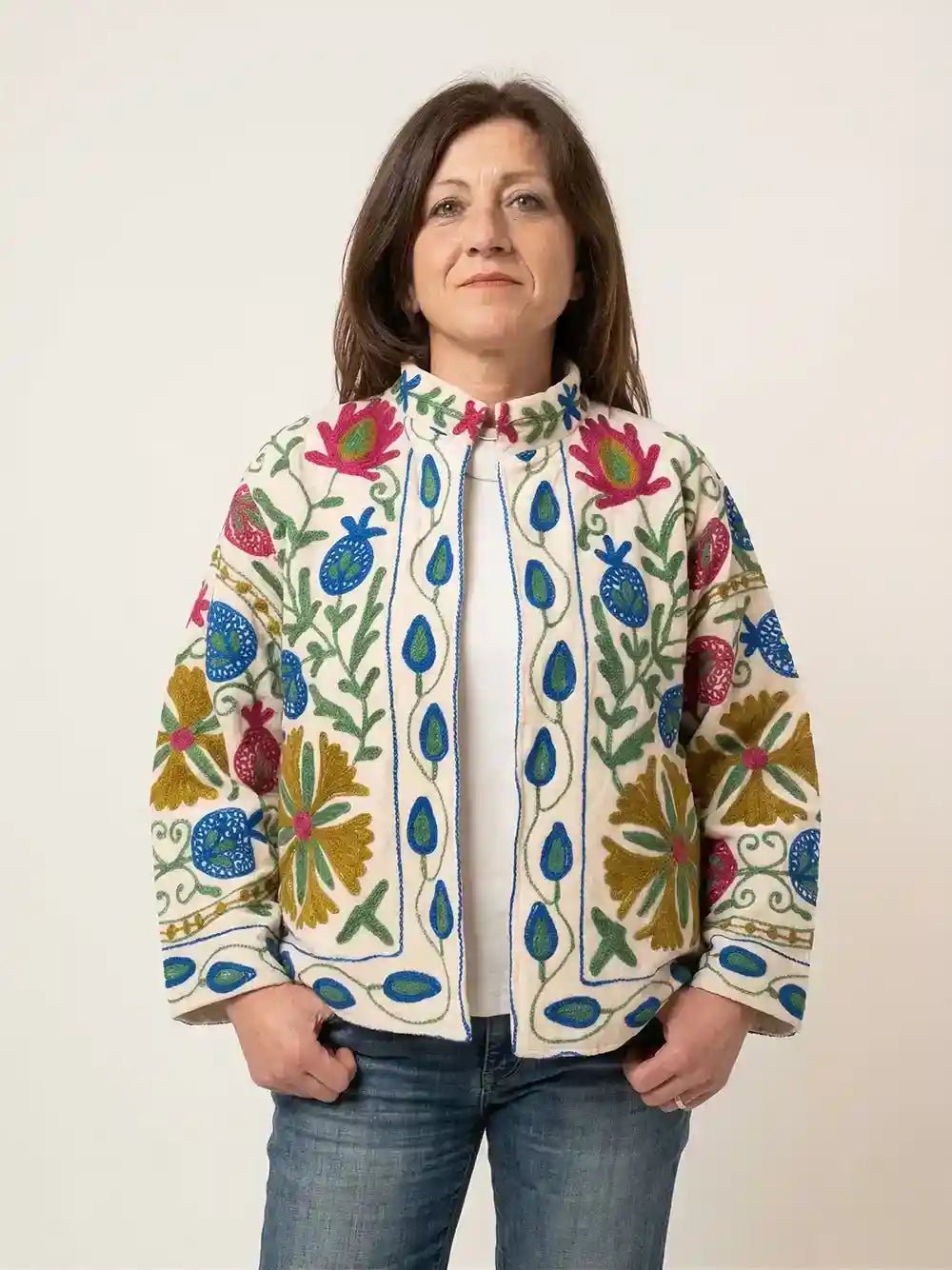 giacca velluto panna ricamata indossata outfit boho elegante