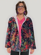 Giacca donna in velluto stampato blu notte con fiori tropicali e uccelli multicolore
