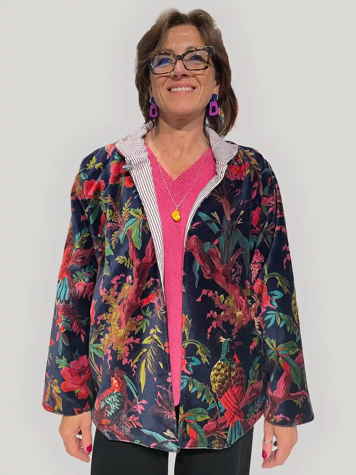 Giacca donna in velluto stampato blu notte con fiori tropicali e uccelli multicolore