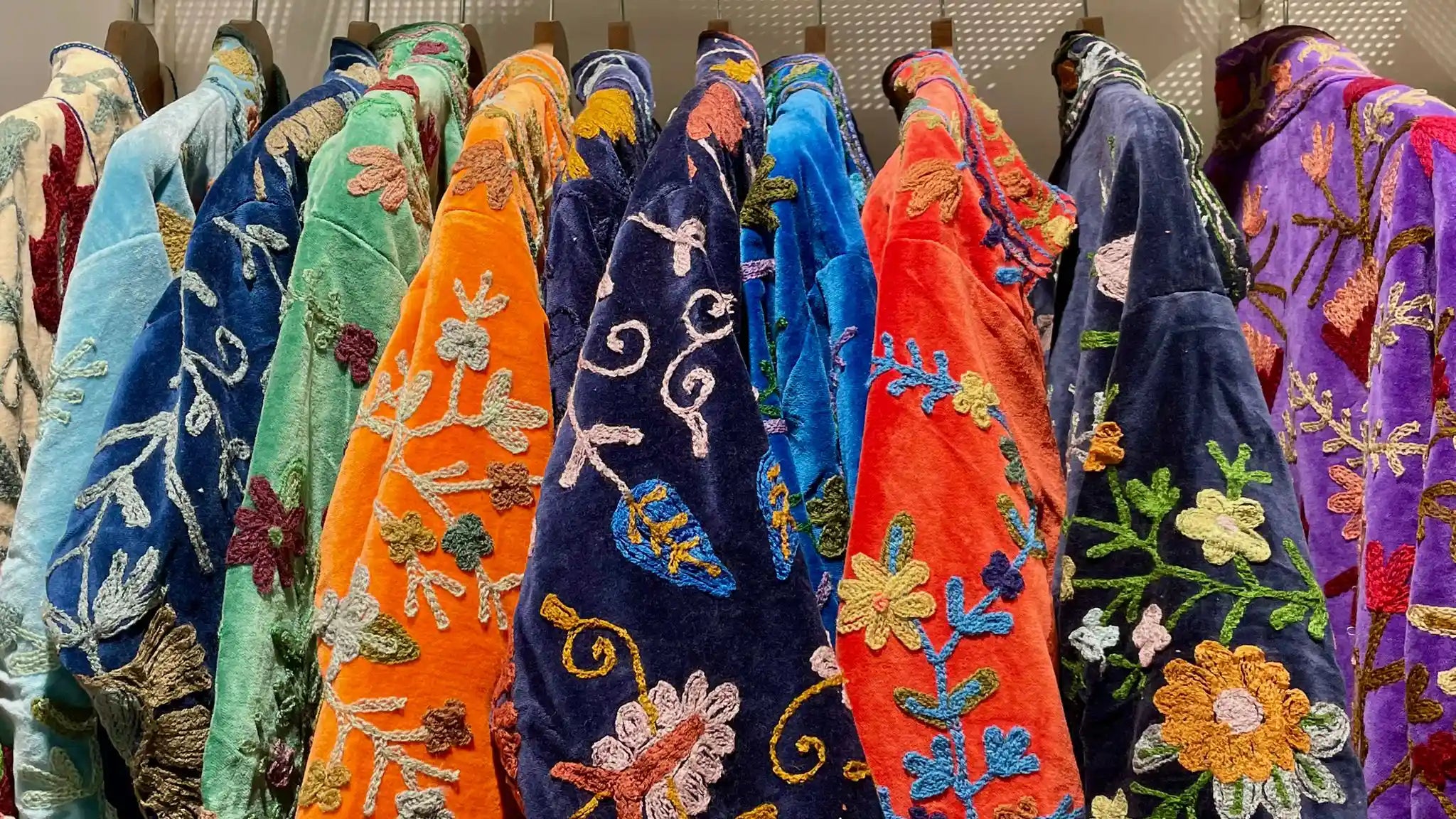 Collezione giacche suzani in velluto ricamate a mano, pezzi unici