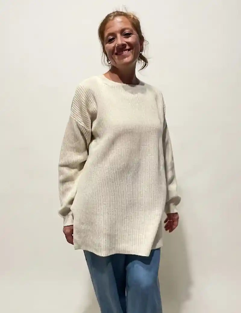 Maxipull cashmere rigenerato panna indossato, fit oversize