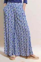 Modella indossa pantalone culotte viscosa EcoVero batik blu outfit bohemien
