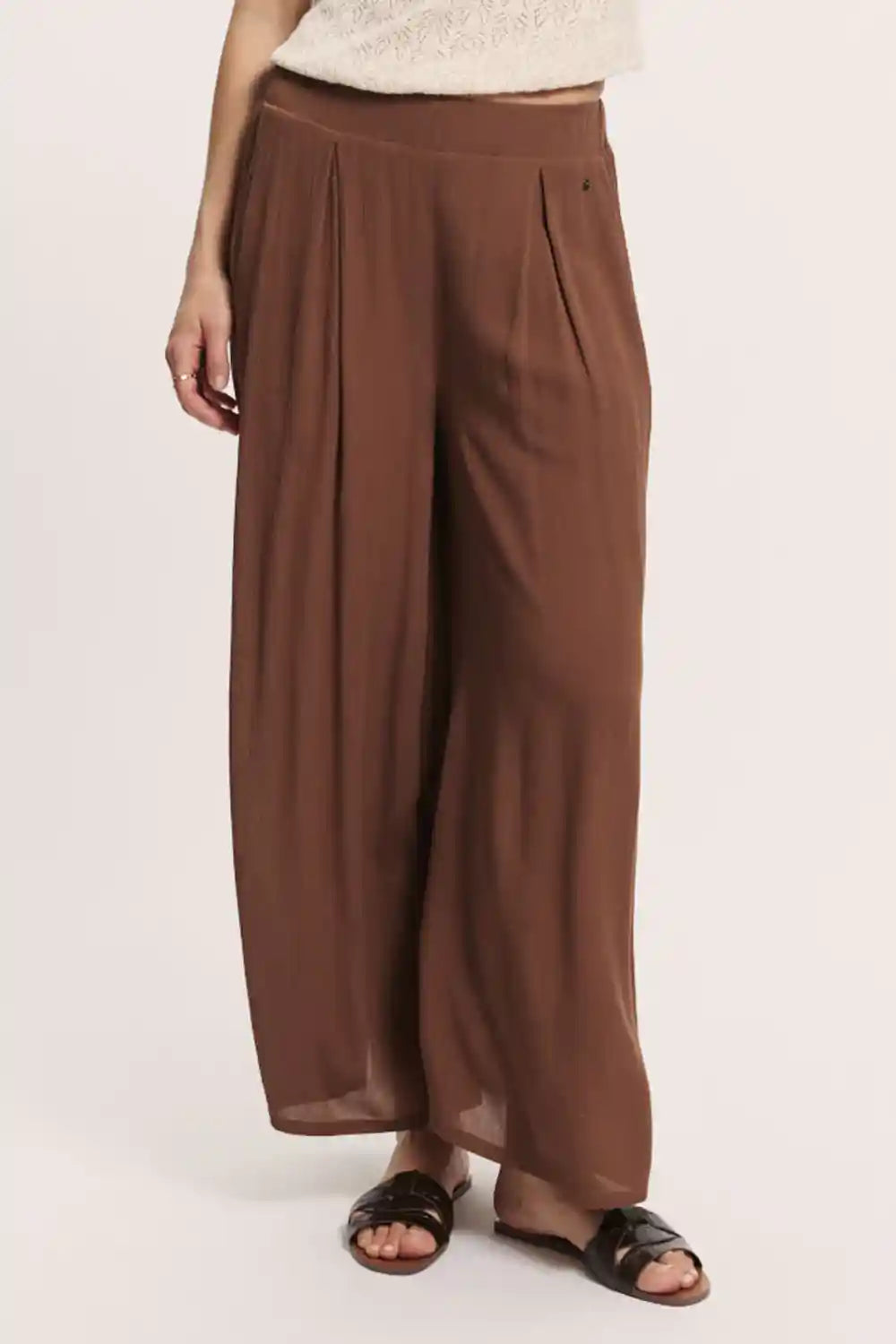 Modella indossa pantalone culotte viscosa EcoVero crinkle outfit casual
