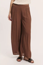 Modella indossa pantalone culotte viscosa EcoVero crinkle outfit casual
