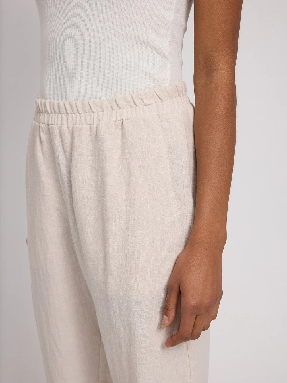 Dettaglio elastico vita pantalone lino naturale