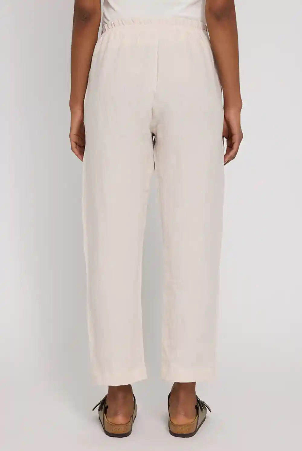 Pantalone donna gamba dritta lino naturale sabbia vista posteriore