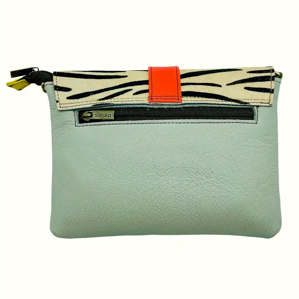 Borsa pochette in pelle riciclata e animalier con tracolla