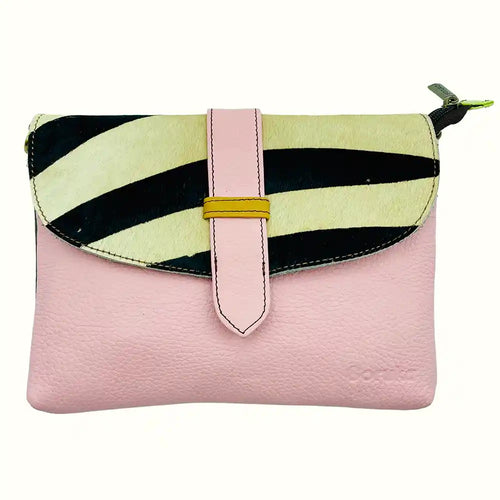 Borsa Pochette in pelle riciclata rosa con patta zebrata in cavallino