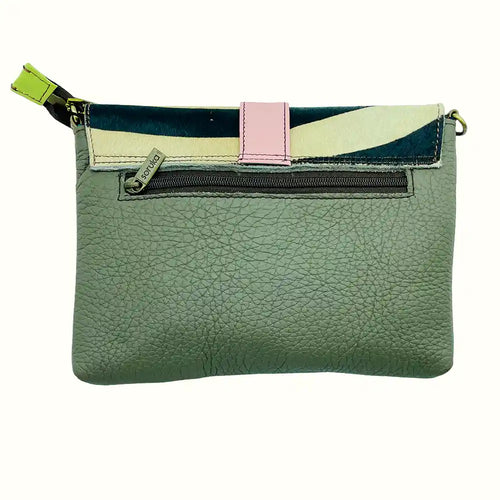 Borsa Pochette in pelle riciclata rosa con patta zebrata