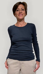 Maglia donna blu scuro a costine in cotone biologico GOTS a maniche lunghe