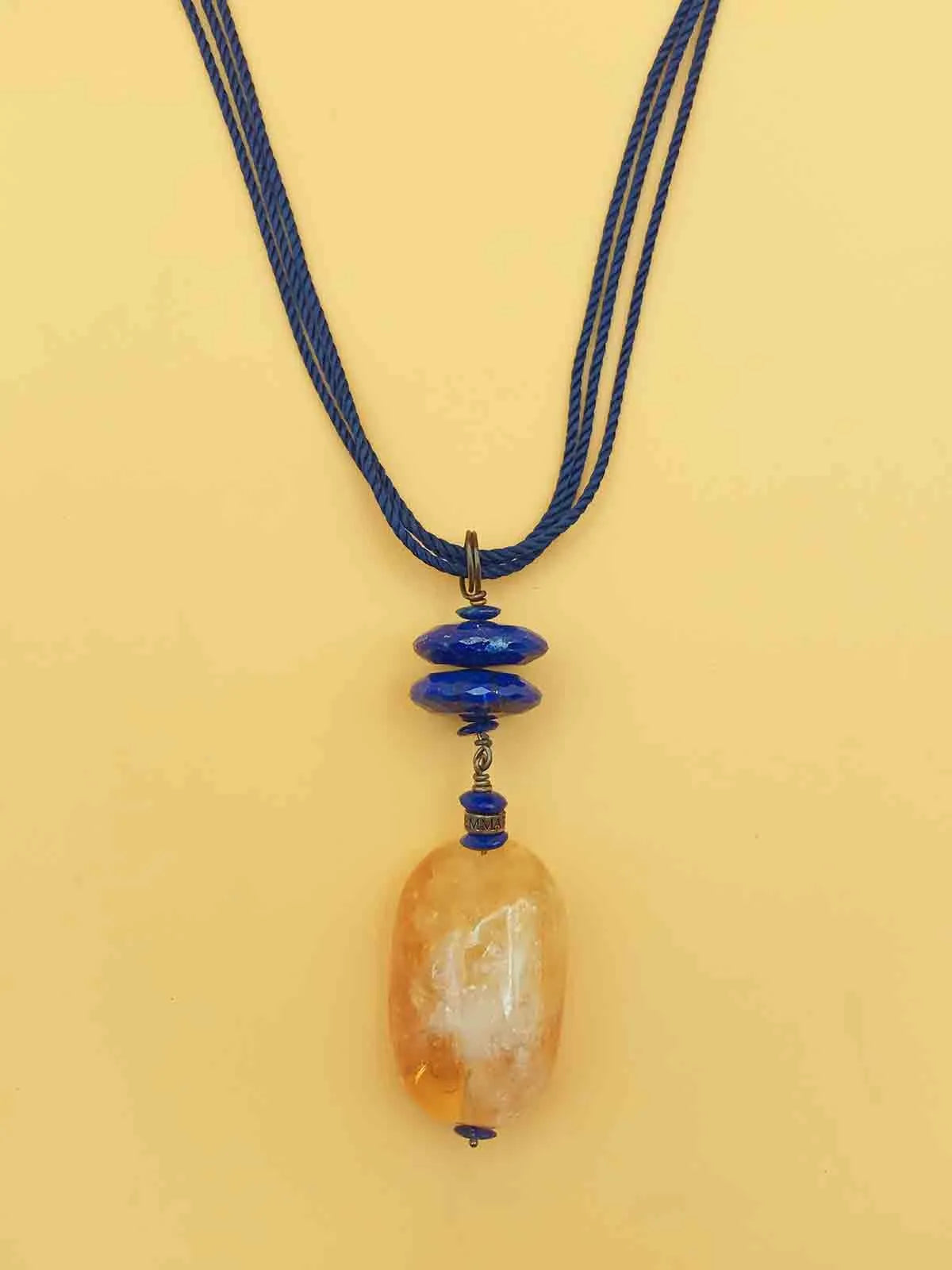 Collana Vintage con cordino blu e ciondolo in Quarzo citrino e lapis